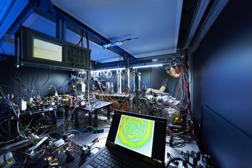 Caesium Quantum Gas Microscope Caesium Quantum Gas Microscope