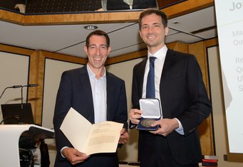 Joannis Koepsell receives the Otto Hahn Medal from Professor Klaus Blaum, Vice President of the Max Planck Society and responsible for the institutes of the Chemical-Physical-Technical Section (CPT). Joannis Koepsell receives the Otto Hahn Medal from Professor Klaus Blaum, Vice President of the Max Planck Society and responsible for the institutes of the Chemical-Physical-Technical Section (CPT).