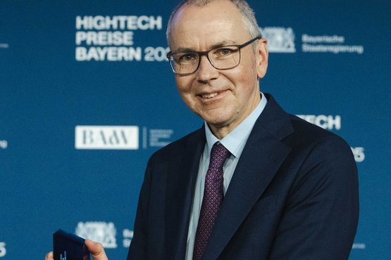 Immanuel Bloch receives first Bavarian Hightech Award